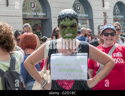 Rome, Italie. 27 mai, 2016. Grève et manifestation de travailleurs de centres d'appels dans l'entreprise Comte Almaviva dans Rome contre les 3 000 mises à pied annoncées par le groupe qui sera mise en œuvre avant le 5 du mois de juin n'est pas une solution. © Patrizia Cortellessa/Pacific Press/Alamy Live News Banque D'Images