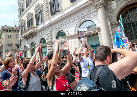 Rome, Italie. 27 mai, 2016. Grève et manifestation de travailleurs de centres d'appels dans l'entreprise Comte Almaviva dans Rome contre les 3 000 mises à pied annoncées par le groupe qui sera mise en œuvre avant le 5 du mois de juin n'est pas une solution. © Patrizia Cortellessa/Pacific Press/Alamy Live News Banque D'Images