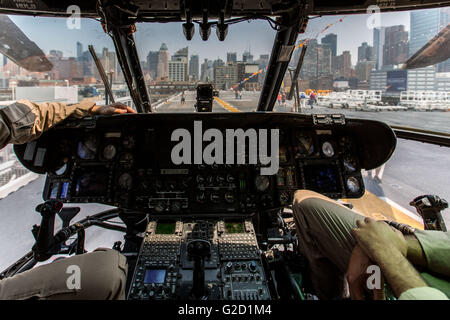 New York, USA. 27 mai, 2016. New York, USA. 27 mai, 2016. Photo prise le 27 mai 2016, montre le cockpit d'un hélicoptère Sikorsky CH-53E Super Stallion helicopter à bord de l'USS Bataan (LHD-5), Wasp-classe de débarquement amphibie, au cours de la 28e Semaine annuelle de la flotte de New York à New York, aux États-Unis. New York la Fleet Week aura lieu du 25 mai au 30 mai, où des centaines d'hommes et de femmes dans les Forces armées visiter New York City dans le cadre de la commémoration du Jour du Souvenir. Credit : Muzi Li/Xinhua/Alamy Live News Banque D'Images