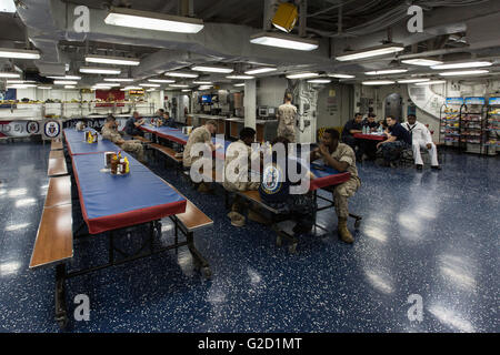 New York, USA. 27 mai, 2016. New York, USA. 27 mai, 2016. Photo prise le 27 mai 2016, montre le soldat à manger à l'intérieur de l'USS Bataan (LHD-5), Wasp-classe de débarquement amphibie, au cours de la 28e Semaine annuelle de la flotte de New York à New York, aux États-Unis. New York la Fleet Week aura lieu du 25 mai au 30 mai, où des centaines d'hommes et de femmes dans les Forces armées visiter New York City dans le cadre de la commémoration du Jour du Souvenir. Credit : Muzi Li/Xinhua/Alamy Live News Banque D'Images