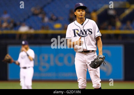 Saint Petersburg, Florida, USA. 27 mai, 2016. Vous VRAGOVIC | fois.Rays de Tampa Bay le lanceur partant Chris Archer (22) les gestes pour Rays de Tampa Bay catcher Hank Conger (24) après la marche le voltigeur des Yankees de New York Brett Gardner (11) dans la première manche du match entre les Yankees de New York et les Rays de Tampa Bay au Tropicana Field à Saint-Pétersbourg, en Floride, le vendredi 27 mai, 2016. © Vous Vragovic/Tampa Bay Times/ZUMA/Alamy Fil Live News Banque D'Images