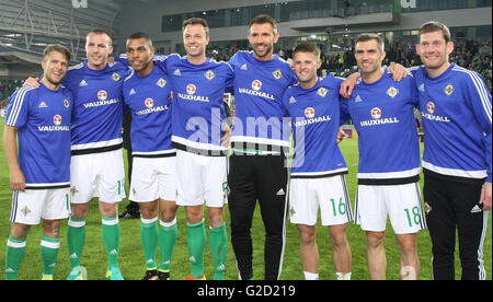 Stade National de Football, Belfast, Royaume-Uni. 27 mai 2016. Les joueurs de l'Irlande du Nord célèbrent leur envoyer de force après avoir remporté leur dernier match 3-0 ce soir contre la Biélorussie. Le côté laisser la semaine prochaine pour la finale de l'Euro 2016 en France. Crédit : David Hunter/Alamy Live News Banque D'Images