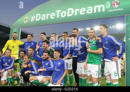 Stade National de Football, Belfast, Royaume-Uni. 27 mai 2016. Les joueurs reconnaissent l'Irlande du Nord partisans après qu'ils ont gagné leur dernier match 3-0 ce soir contre la Biélorussie. Le côté laisser la semaine prochaine pour la finale de l'Euro 2016 en France. Crédit : David Hunter/Alamy Live News Banque D'Images