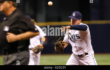 Saint Petersburg, Florida, USA. 27 mai, 2016. Vous VRAGOVIC | fois.Rays de Tampa Bay de premier but Logan Morrison (7) touche des New York Yankees premier but Dustin Ackley (29) pour mettre fin à la partie supérieure de la cinquième manche du match entre les Yankees de New York et les Rays de Tampa Bay au Tropicana Field à Saint-Pétersbourg, en Floride, le vendredi 27 mai, 2016. © Vous Vragovic/Tampa Bay Times/ZUMA/Alamy Fil Live News Banque D'Images