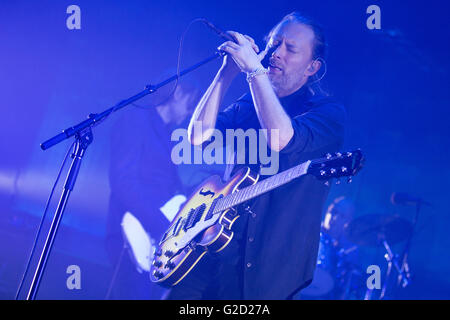 Londres, Royaume-Uni. 27 mai, 2016. Radiohead effectue au Roundhouse le 27 mai 2016 à Londres, Angleterre, Radiohead l'exécution de la deuxième nuit de trois spectacles de vendus au Roundhouse . Crédit : Jason Richardson / Alamy Live News Banque D'Images