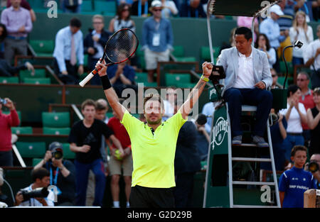 Paris, France. 27 mai, 2016. Stan Wawrinka de Suisse célèbre après la troisième ronde simple hommes match contre Viktor Troicki de la France à l'Open de France de tennis à Roland Garros à Paris, France, le 27 mai 2016. Wawrinka a gagné 3-0. Credit : Ye Pingfan/Xinhua/Alamy Live News Banque D'Images