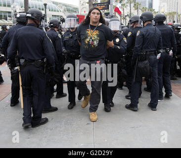 San Diego, Californie, USA. 27 mai, 2016. La Police de San Diego prendre la garde d'un homme refusant de quitter la région après avoir annoncé SDPD une assemblée illégale avec un ordre de dispersion immédiate devant le Centre de Congrès de San Diego, le vendredi après-midi.----Donald Trump a fait campagne à San Diego au San Diego Convention Center le vendredi dimensions plusieurs milliers de partisans et des manifestants. Le Département de Police de San Diego a désigné deux zones pour la liberté de parole et les partisans d'atout des manifestants. Le rallye s'est terminé dans le calme bien qu'en tant que partisans d'atout et les manifestants se sont réunis dans la rue devant l' Banque D'Images