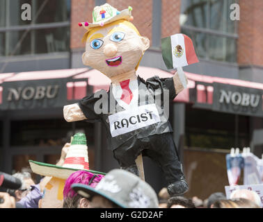 San Diego, Californie, USA. 27 mai, 2016. Un pi''"ata représentant Donald Trump avec un signe ''racisme'' est tenu au-dessus de la foule en face du San Diego Convention Center, le vendredi après-midi. --- Donald Trump a fait campagne à San Diego au San Diego Convention Center le vendredi dimensions plusieurs milliers de partisans et des manifestants. Le Département de Police de San Diego a désigné deux zones pour la liberté de parole et les partisans d'atout des manifestants. Le rallye s'est terminé dans le calme bien qu'en tant que partisans d'atout et les manifestants se sont réunis dans la rue devant le centre de convention plusieurs combats ont éclaté mettre Banque D'Images