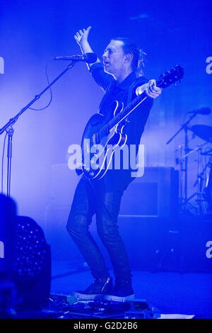 Londres, Royaume-Uni. 27 mai, 2016. Radiohead effectue au Roundhouse le 27 mai 2016 à Londres, Angleterre, Radiohead l'exécution de la deuxième nuit de trois spectacles de vendus au Roundhouse . Crédit : Jason Richardson / Alamy Live News Banque D'Images