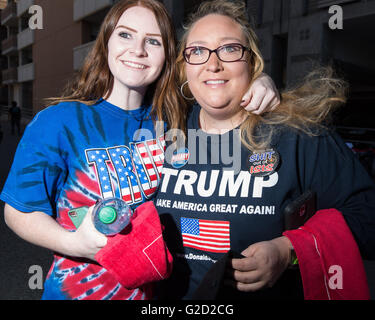 Fresno, Californie, USA. 27 mai, 2016. Deux partisans Trump posent pour une photo avant de rentrer un Donald Trump manifestation tenue à Fresno, CA. Crédit : John Orvis/Alamy Live News Banque D'Images