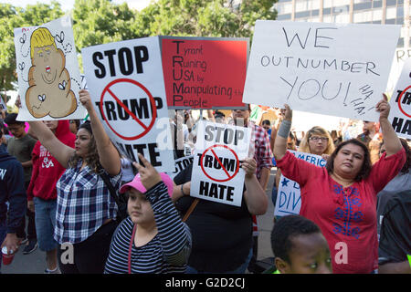 Fresno, Californie, USA. 27 mai, 2016. Les manifestants se en dehors de la Convention Centre de Fresno où Donald Trump a tenu un rassemblement. Crédit : John Orvis/Alamy Live News Banque D'Images