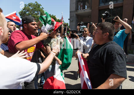 Fresno, Californie, USA. 27 mai, 2016. Les manifestants affirment avec un partisan d'atout en dehors de Fresno Convention Center, où Donald Trump avait un rassemblement. heald Crédit : John Orvis/Alamy Live News Banque D'Images