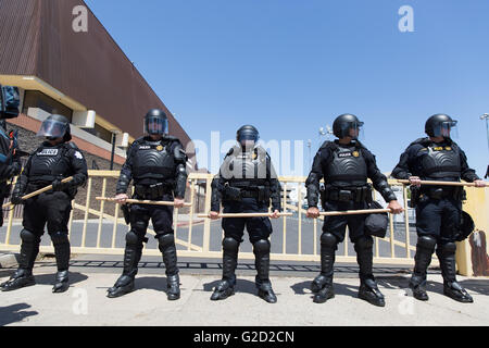 Fresno, Californie, USA. 27 mai, 2016. Les agents de police en tenue de stand à l'extérieur du Fresno Convention Center où Donald Trump vient d'un rallye. heald Crédit : John Orvis/Alamy Live News Banque D'Images