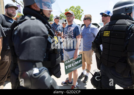 Fresno, Californie, USA. 27 mai, 2016. Un défenseur Donald Trump watches California Highway Patrol policiers essayer de déplacer les manifestants de retour après une manifestation tenue à Donald Trump le Fresno Convention Center. Crédit : John Orvis/Alamy Live News Banque D'Images