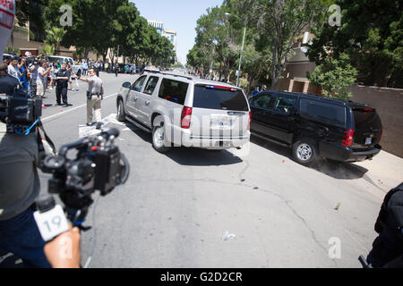 Fresno, Californie, USA. 27 mai, 2016. Le convoi de Donald Trump de larmes le Fresno Convention Center à grande vitesse après la sortie. bondés de manifestants Crédit : John Orvis/Alamy Live News Banque D'Images