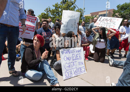 Fresno, Californie, USA. 27 mai, 2016. Les manifestants s'asseoir à la ligne de la police après que des agents ont tenté de les repousser en arrière après un rallye de Donald Trump. Crédit : John Orvis/Alamy Live News Banque D'Images