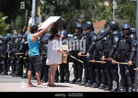 Fresno, Californie, USA. 27 mai, 2016. Une femme est à l'ombre comme elle se tient en face d'un cordon de police et refuse de bouger. Elle a été arrêté plus tard. Crédit : John Orvis/Alamy Live News Banque D'Images