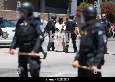 Fresno, Californie, USA. 27 mai, 2016. Un manifestant qui a refusé de se déplacer après avoir appelé la police de Fresno un ordre de dispersion a été arrêté. Crédit : John Orvis/Alamy Live News Banque D'Images