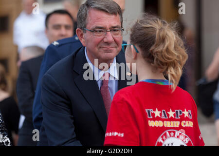 Washington, DC, USA, 27 mai 2016 : le secrétaire à la défense Ash Carter et Mme Carter accueillir plus de 350 survivants du Programme d'aide à la tragédie (TAPS) au Pentagone dans le cadre du pre' militaire annuel Séminaire survivant et bon camp deuil pour les jeunes survivants. Credit : B Christopher/Alamy Live News Banque D'Images