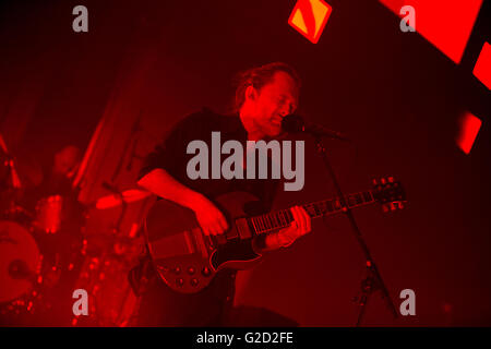 Londres, Royaume-Uni. 27 mai, 2016. Radiohead effectue au Roundhouse le 27 mai 2016 à Londres, Angleterre, Radiohead l'exécution de la deuxième nuit de trois spectacles de vendus au Roundhouse . Crédit : Jason Richardson / Alamy Live News Banque D'Images