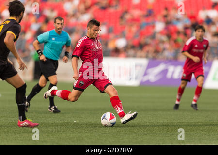 27 mai 2016 : Ottawa Fury FC avant Carl Haworth (17) Boots le ballon au cours de la NASL match entre Fort Lauderdale Strikers et Ottawa Fury FC à la TD Place Stadium à Ottawa, ON, Canada Daniel Lea/CSM Banque D'Images