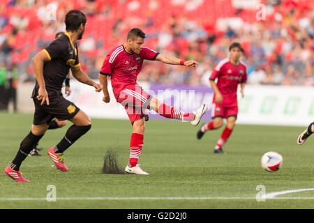 27 mai 2016 : Ottawa Fury FC avant Carl Haworth (17) Boots le ballon au cours de la NASL match entre Fort Lauderdale Strikers et Ottawa Fury FC à la TD Place Stadium à Ottawa, ON, Canada Daniel Lea/CSM Banque D'Images