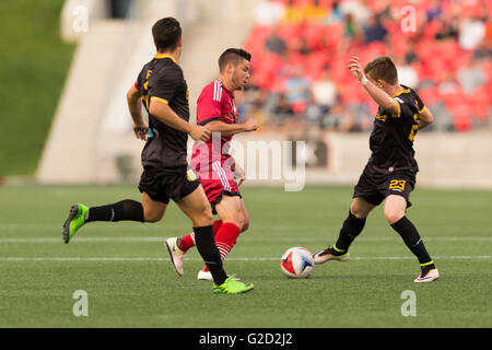 27 mai 2016 : Ottawa Fury FC Carl Haworth (17) contrôle le ballon en Fort Lauderdale Strikers Manny Gonzalez (23) défend au cours de la NASL match entre Fort Lauderdale Strikers et Ottawa Fury FC à la TD Place Stadium à Ottawa, ON, Canada Daniel Lea/CSM Banque D'Images