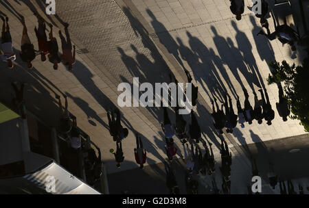 (160528) -- Paris, le 28 mai 2016 (Xinhua) -- Photo prise le 27 mai 2016 montre les ombres des spectateurs autour de coucher du soleil à Roland Garros pendant le tournoi de tennis Open de France 2016 à Paris, France, le 27 mai 2016. Note de l'éditeur : Cette image a été inversée. (Xinhua/Han Yan) Banque D'Images