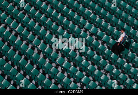 (160528) -- Paris, le 28 mai 2016 (Xinhua) -- le personnel d'un travailleur est vu dans les stands court Philippe-Chatrier durant 2016 Tournoi de tennis français à Roland Garros à Paris, France, le 27 mai 2016. (Xinhua/Han Yan) Banque D'Images