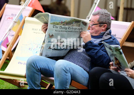 Hay Festival - Samedi 28 mai 2016 - Le premier week-end de l'Hay Festival un visiteur prend une pause entre les événements pour s'asseoir et lire son journal. Photographie Steven Mai / Alamy Live News Banque D'Images