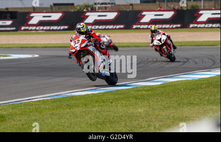 Donington Park, Derby, Royaume-Uni. 28 mai, 2016. World Superbikes britannique d'Acerbis 7 Ronde à Donington Park. # 32 Lorenzo Savadori sortant de la boucle de Melbourne au cours de Superpole Banque D'Images