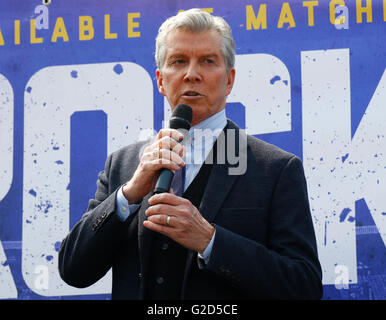 Centre commercial Liverpool One, Liverpool, Royaume-Uni. 28 mai, 2016. Titre Cruiserweight WBC en poids. Tony Bellew contre Ilunga Makabu. Nous légendaire ring announcer Michael Buffer introduit les pompiers à la pesée aujourd'hui. Credit : Action Plus Sport/Alamy Live News Banque D'Images