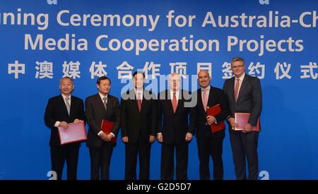 Sydney, Australie. 27 mai, 2016. Liu Qibao (3L), chef du département de la publicité du Parti communiste chinois (PCC) Comité Central, assiste à une cérémonie de signature des projets de coopération sino-media, à Sydney, Australie, le 27 mai 2016. Liu est sur une visite de deux jours en Australie dès le vendredi. © Qin Qing/Xinhua/Alamy Live News Banque D'Images