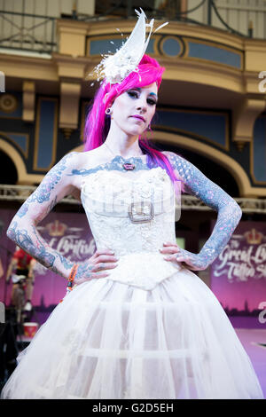 Londres, Royaume-Uni, 28 mai 2016. Alexandra Palace. L'exposition présente plus de 300 artistes de tatouage ainsi que des défilés de mode et de l'étape. Credit : pmgimaging/Alamy Live News Banque D'Images