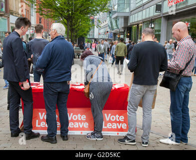 Le Grand Manchester, UK : 28 mai, 2016. Au cours des dernières semaines précédant le référendum européen Vote militants laisser recueillir des signatures dans Piccadilly, citant 5 raisons pour quitter l'UE. Banque D'Images