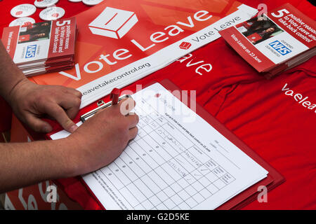 NHS brochure sur la table, en tant que pétitionnaire signe le document dans le Grand Manchester, UK : 28 mai, 2016. Au cours des dernières semaines précédant le référendum européen Vote militants laisser recueillir des signatures dans Piccadilly, citant 5 raisons pour quitter l'UE. Banque D'Images