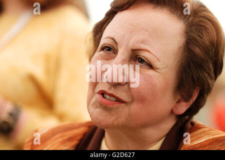 Hay Festival - mai 2016 - auteur, avocat des droits de l'homme et prix Nobel de la Paix Shirin Ebadi lors de sa session de signature de livre. Banque D'Images