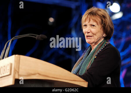 Hay Festival - mai 2016 - journaliste et communicateur joan bakewell livre le prix du livre wellcome conférence intitulée La vie vaut-elle la vie ? Banque D'Images