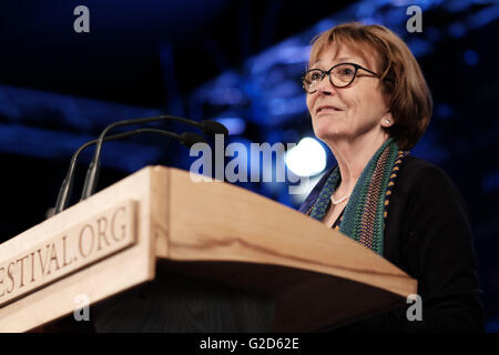 Hay Festival - mai 2016 - journaliste et communicateur joan bakewell livre le prix du livre wellcome conférence intitulée La vie vaut-elle la vie ? Banque D'Images