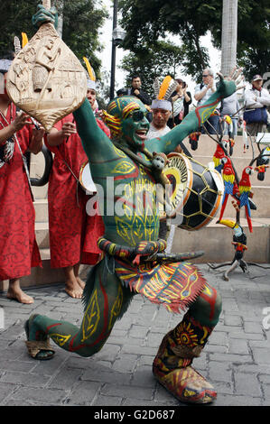 Lima, Pérou. 27 mai, 2016. Un danseur de l''Dance de l'Tulumayos' participe au lancement de "un Festival 2016 Juan' dans la municipalité du district de Miraflores, un quartier de Lima, Pérou, le 27 mai 2016. Selon la presse locale, le Conseil interrégional de l'Amazonie (CIAM, pour son sigle en espagnol) intégré par les ministères de l'Amazonie comme Amazon, Huanuco, Loreto, Madre de Dios, San Martin et Ucayali, participer au lancement de la fête de San Juan à l'Amazon "un Festival 2016 Juan'. © Luis Camacho/Xinhua/Alamy Live News Banque D'Images