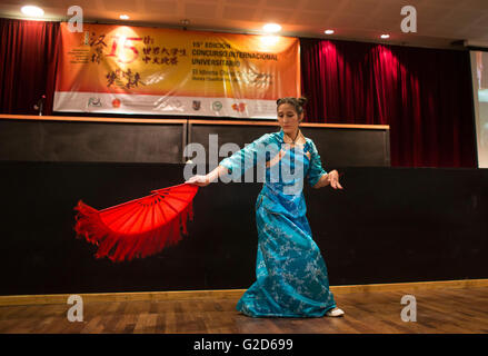 Buenos Aires, Argentine. 27 mai, 2016. Agostina Robetto exécute une danse du ventilateur pendant la finale nationale du concours oratoire chinois 'Bridge', à la salle de l'Assemblée de la faculté d'économie de l'Université de Buenos Aires (UBA, pour son sigle en espagnol), à Buenos Aires, Argentine, le 27 mai 2016. L'Institut Confucius de l'Université de Buenos Aires (ICUBA, pour son sigle en espagnol) organisée le vendredi le concours oratoire chinois 'Bridge'. © Martin Zabala/Xinhua/Alamy Live News Banque D'Images