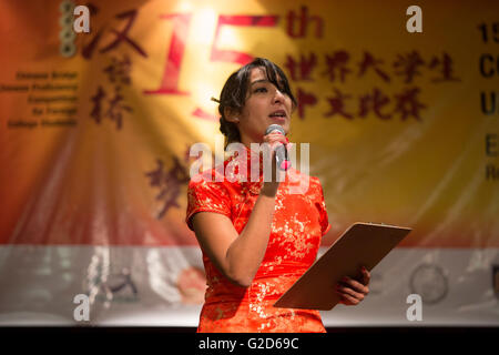 Buenos Aires, Argentine. 27 mai, 2016. Natalia Fernandez récite une poésie traditionnelle chinoise au cours de la finale nationale du concours oratoire chinois 'Bridge', à la salle de l'Assemblée de la faculté d'économie de l'Université de Buenos Aires (UBA, pour son sigle en espagnol), à Buenos Aires, Argentine, le 27 mai 2016. L'Institut Confucius de l'Université de Buenos Aires (ICUBA, pour son sigle en espagnol) organisée le vendredi le concours oratoire chinois 'Bridge'. © Martin Zabala/Xinhua/Alamy Live News Banque D'Images