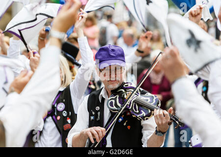 Chippenham, Royaume-Uni, 28th mai 2016. Morris, hommes et femmes, membres du Cry Havoc Morris, d'Oxford, sont photographiés pour divertir la foule le jour d'ouverture du festival folklorique Chippenham 2016. Un homme morris est photographié jouant le violon tandis que d'autres hommes morris dansent autour de lui en agitant des mouchoirs. Credit: Lynchpics/Alamy Live News Banque D'Images