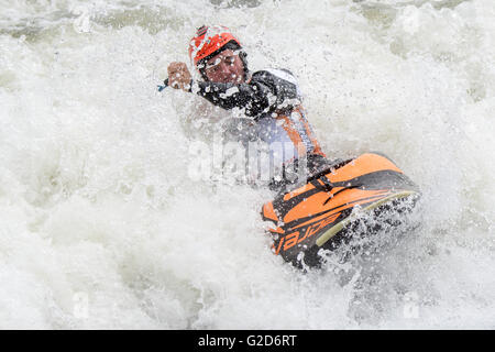 Plattling, Allemagne. 28 mai, 2016. Canoe freestyler Jean-Yves Moustrou de France palettes au fleuve Isar pendant le canoë Freestyle Championnats d'Europe à Plattling, Allemagne, 28 mai 2016. 111 canoéistes de 14 pays sont en compétition dans le Championnat Européen de Freestyle en canoë. Photo : ARMIN WEIGEL/dpa/Alamy Live News Banque D'Images