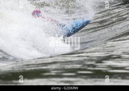 Plattling, Allemagne. 28 mai, 2016. Un canoë freestyler paddles sur la rivière Isar pendant le canoë Freestyle Championnats d'Europe à Plattling, Allemagne, 28 mai 2016. 111 canoéistes de 14 pays sont en compétition dans le Championnat Européen de Freestyle en canoë. Photo : ARMIN WEIGEL/dpa/Alamy Live News Banque D'Images