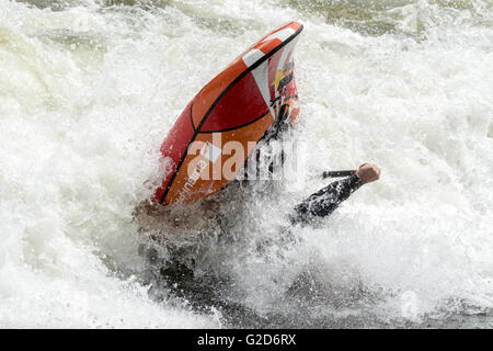 Plattling, Allemagne. 28 mai, 2016. Canoe freestyler Sebastien Devred de France saute sur la rivière Isar pendant le canoë Freestyle Championnats d'Europe à Plattling, Allemagne, 28 mai 2016. 111 canoéistes de 14 pays sont en compétition dans le Championnat Européen de Freestyle en canoë. Photo : ARMIN WEIGEL/dpa/Alamy Live News Banque D'Images