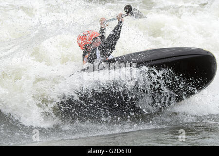 Plattling, Allemagne. 28 mai, 2016. Canoe freestyler Jean-Yves Moustrou de France palettes au fleuve Isar pendant le canoë Freestyle Championnats d'Europe à Plattling, Allemagne, 28 mai 2016. 111 canoéistes de 14 pays sont en compétition dans le Championnat Européen de Freestyle en canoë. Photo : ARMIN WEIGEL/dpa/Alamy Live News Banque D'Images