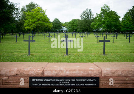 Traverse vu au cimetière militaire allemand à Sivry-sur-Meuse près de Verdun, France, 28 mai 2016. La célébration commémorative pour le 100e anniversaire de la bataille entre les troupes allemandes et françaises, au cours de laquelle plus de 300 000 soldats des deux côtés ont été tués au cours de 300 jours en 1916, aura lieu ici le 29 mai 2016. Le site dans le nord-est de la France est ainsi devenue l'incarnation de la brutale batailles statique de la Première Guerre mondiale. Photo : KAY NIETFELD/dpa Banque D'Images