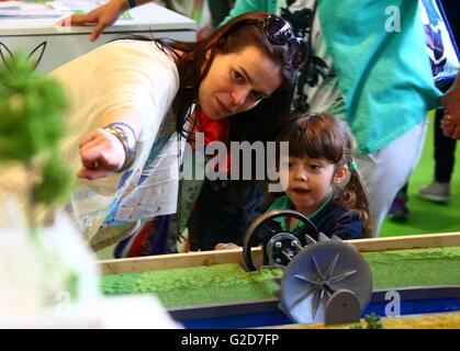 Bruxelles, journée portes ouvertes de l'UE. 28 mai, 2016. Les visiteurs ont vu au siège de l'Union européenne (UE) à Bruxelles, Belgique, sur la journée portes ouvertes de l'UE, le 28 mai 2016. © Gong Bing/Xinhua/Alamy Live News Banque D'Images