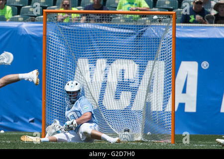 Philadelphie, Pennsylvanie, USA. 28 mai, 2016. North Carolina Tar Heels gardien Brian Balkam (30) après avoir fait l'enregistrer au cours de la demi-finale de la Division I de la NCAA match de crosse entre le Maryland Loyola Lévriers et le North Carolina Tar Heels au Lincoln Financial Field à Philadelphie, Pennsylvanie. Christopher Szagola/CSM/Alamy Live News Banque D'Images